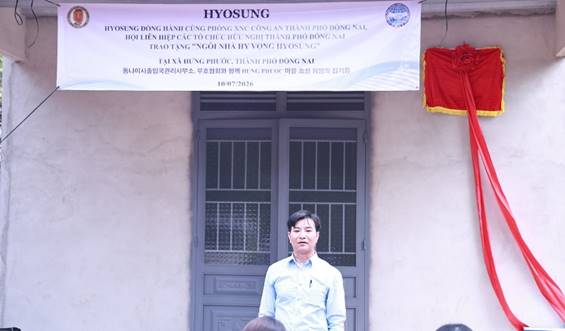 Có thể là hình ảnh về đền thờ và văn bản cho biết 'HYOSUNG HYOSUNG ĐÔNG HÀNH CỦNG PHÒNG XNC CÔNG/ N THÁNH ΡHό DÔNG VAI, HỘI LIÊN HIỆP CHỮI NGHỊ THÀNH PH DỒNG NAI TRAO RAOTANG TẠNG 'NGÔI NHA HY VONG IYOSU NG' TẠIN u NG PHU ÓC THẢNH PHO ĐÔNG NAI 동나이시출입국관리사무소, 우호협회와 함께 마을 성 희망의 집기증 10/07/2026 NG PHƯOC 再人卸'
